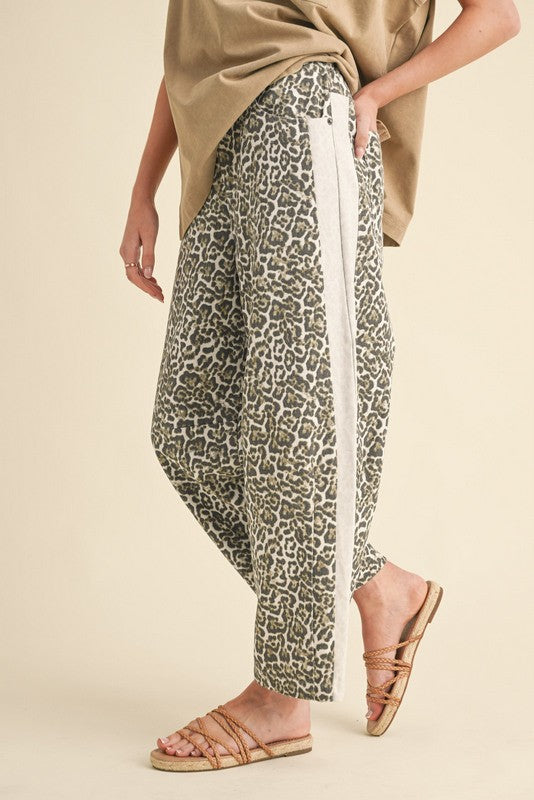 1629 Barrel White Line & Animal Print Pant