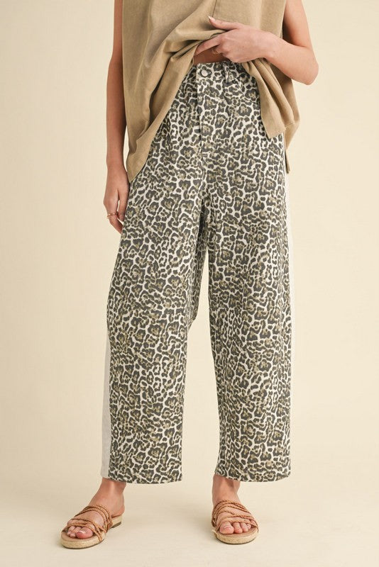 1629 Barrel White Line & Animal Print Pant