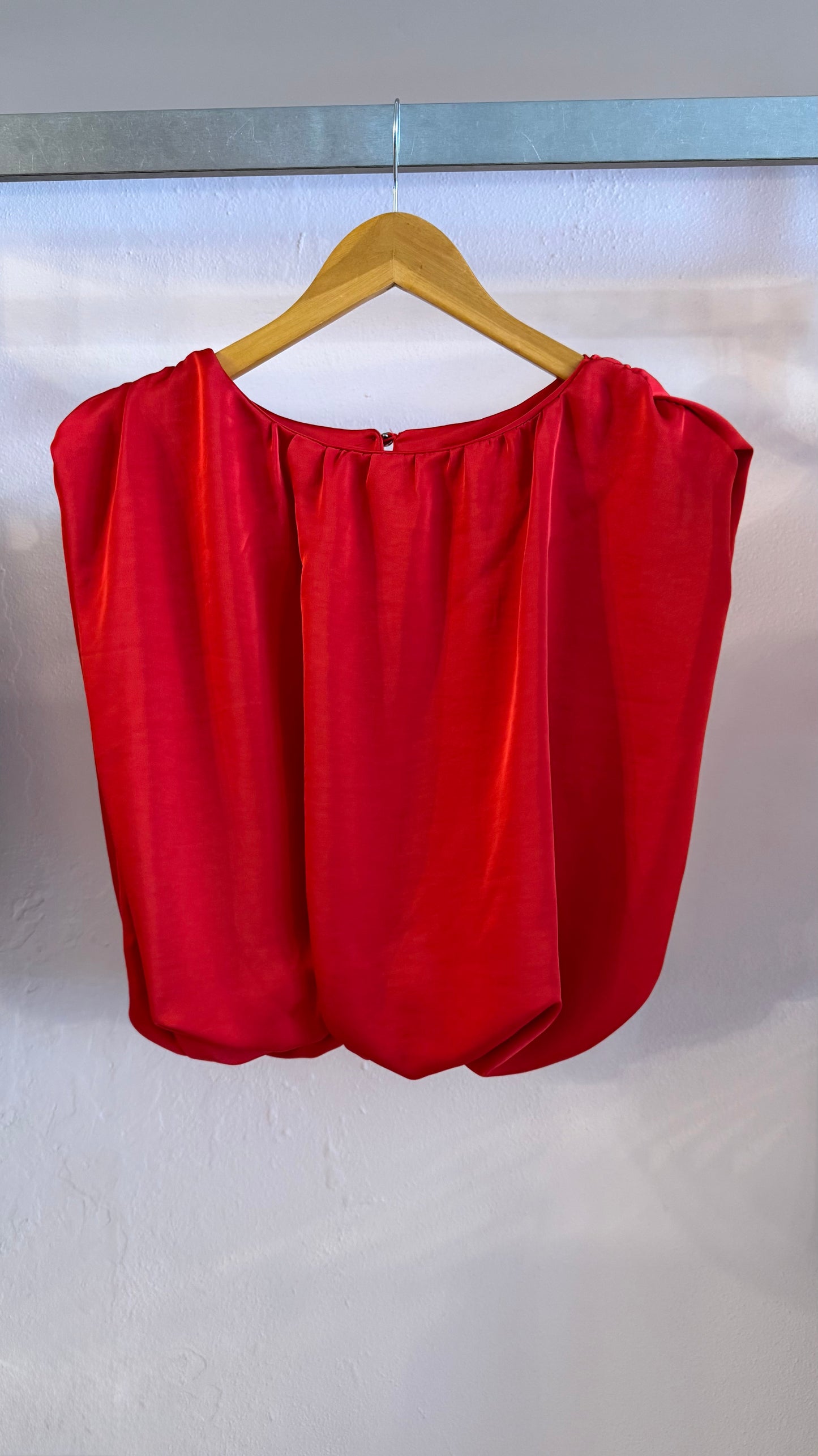 2601 Made In Italy Satin Muscle Top