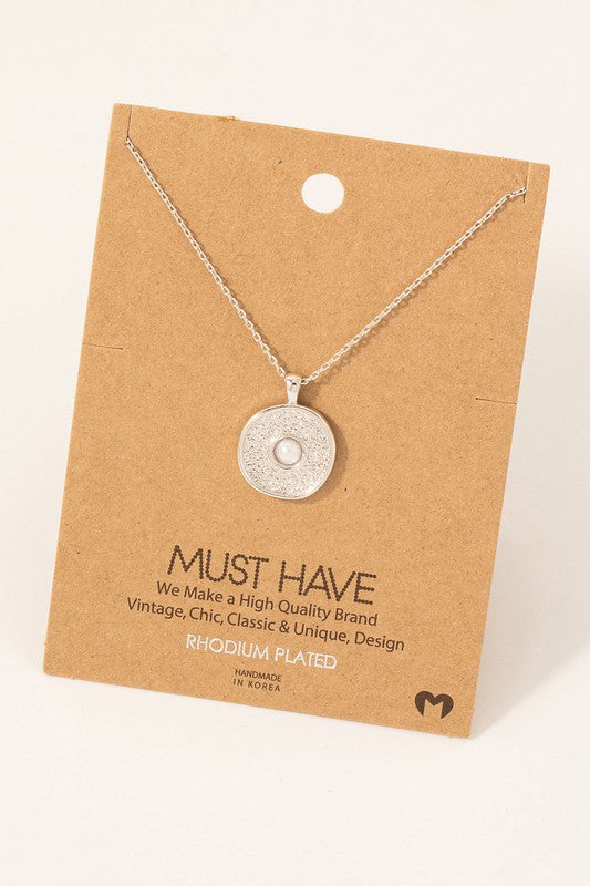 1527 Disc With Pearl Necklace