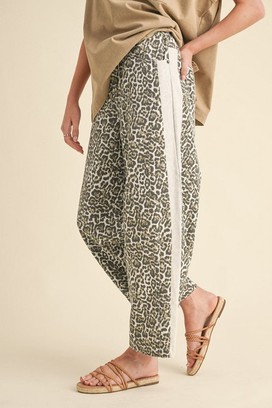 1629 Barrel White Line & Animal Print Pant