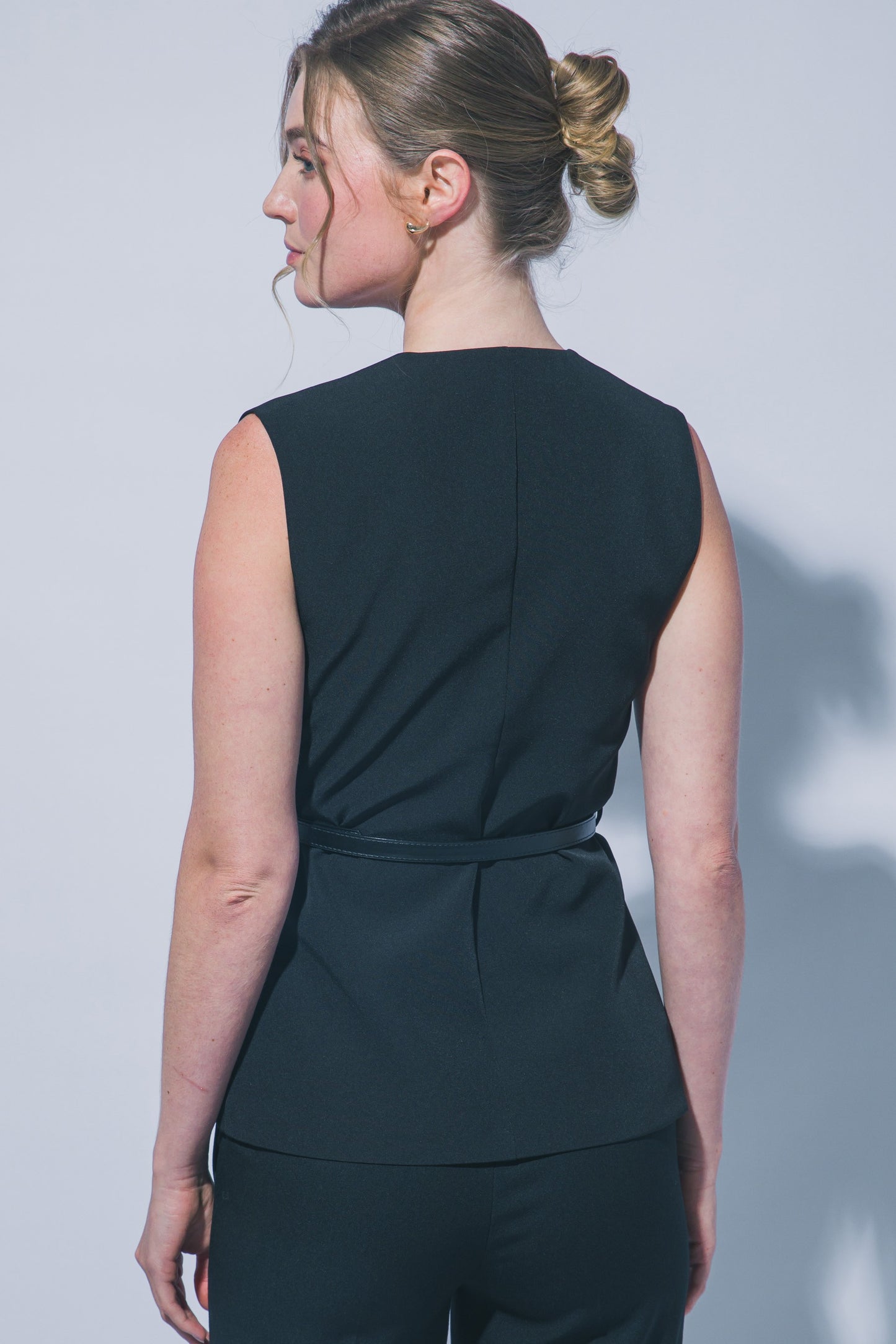 2582 V-Neck Belted Vest
