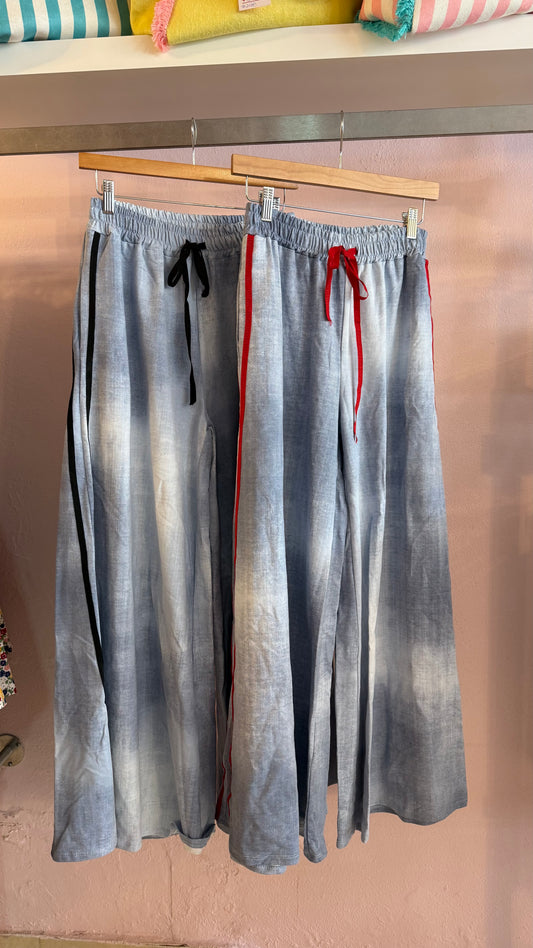 2394 Italian Onesize Track Lines Wide Led Pant