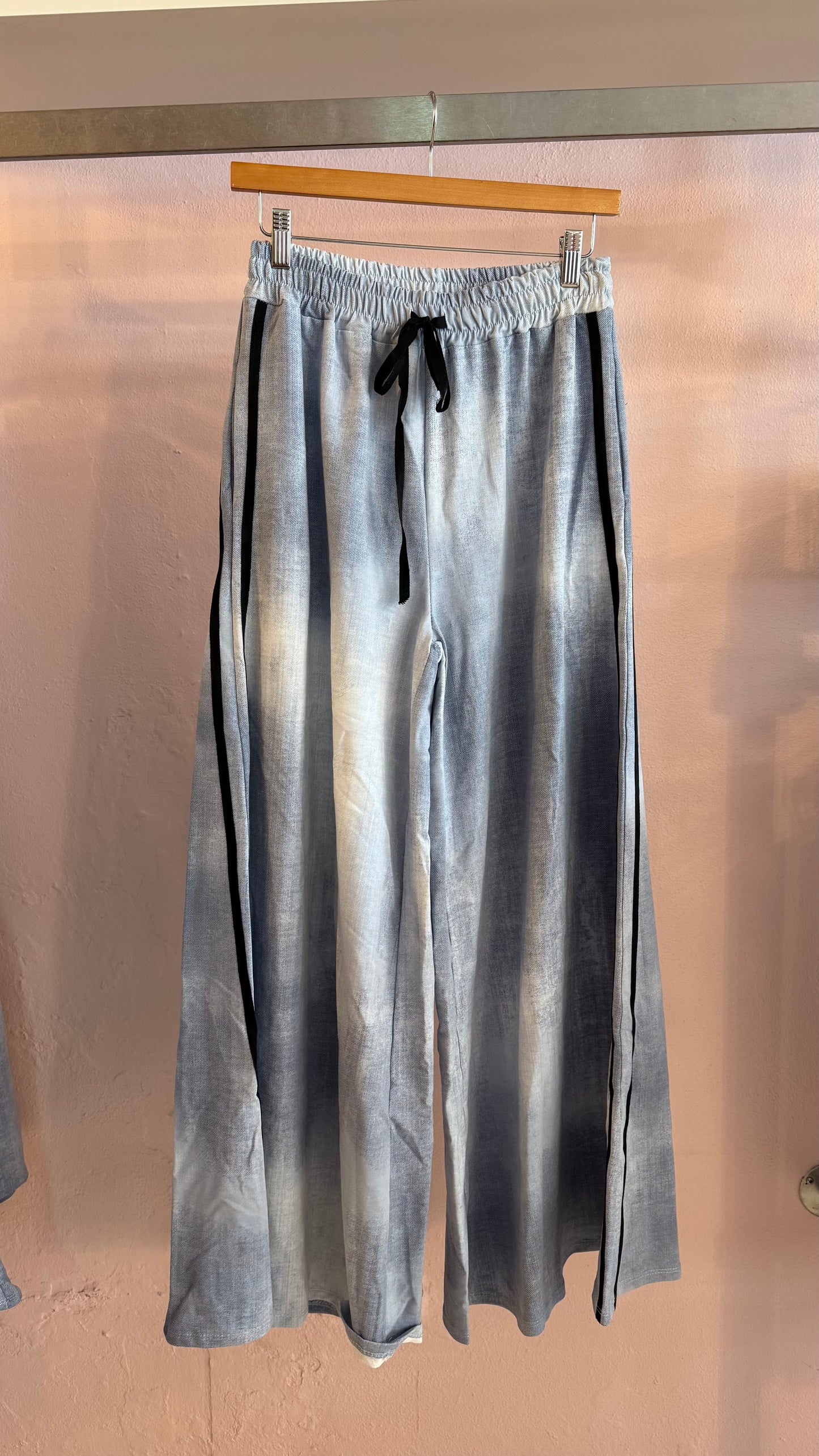 2394 Italian Onesize Track Lines Wide Led Pant