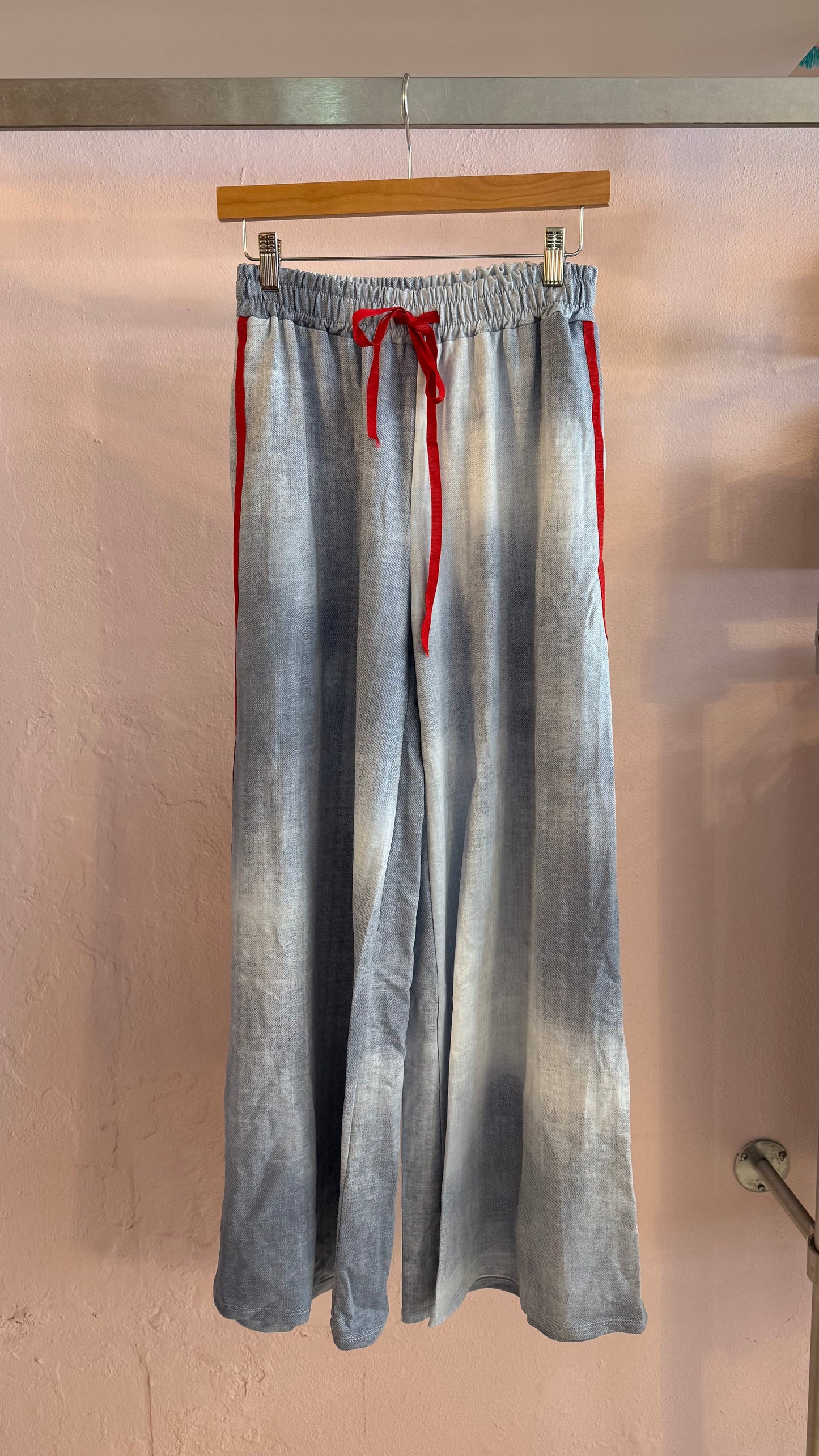 2394 Italian Onesize Track Lines Wide Led Pant