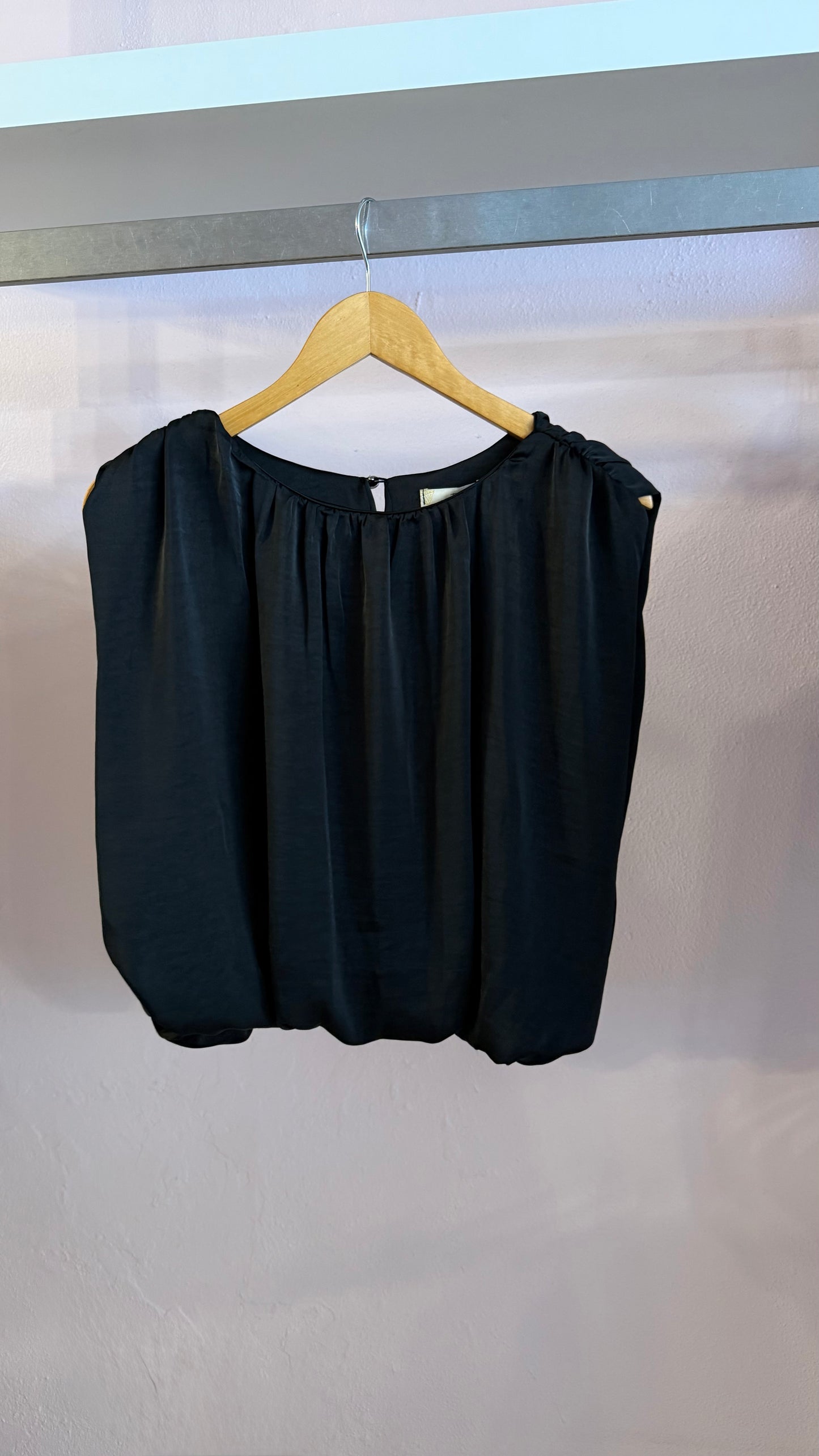 2601 Made In Italy Satin Muscle Top